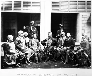 Maharaja Mahtab Chand Bahadur met zijn zoon en gevolg, ca. 1870s